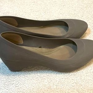 Women’s size 9 dark gray wedge heel Crocs dress shoe.